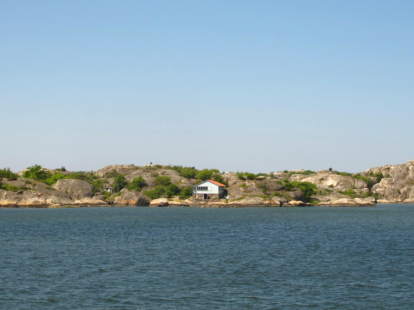 Romantic things to do in Stockholm — a red archipelago cottage by the water in summer