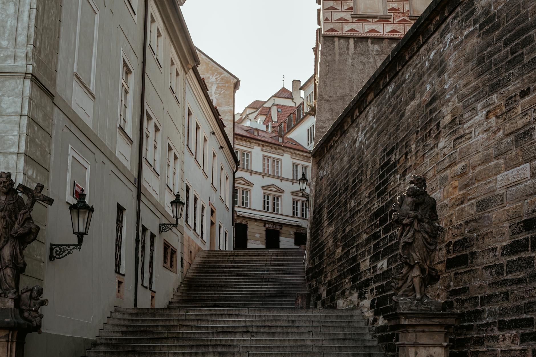 Gamla Stan guide — Mårten Trotzigs Gränd narrowest alley at 90 cm