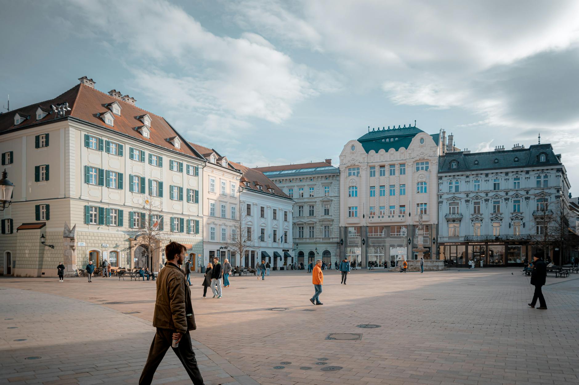 Gamla Stan guide — Stortorget main square with painted facades