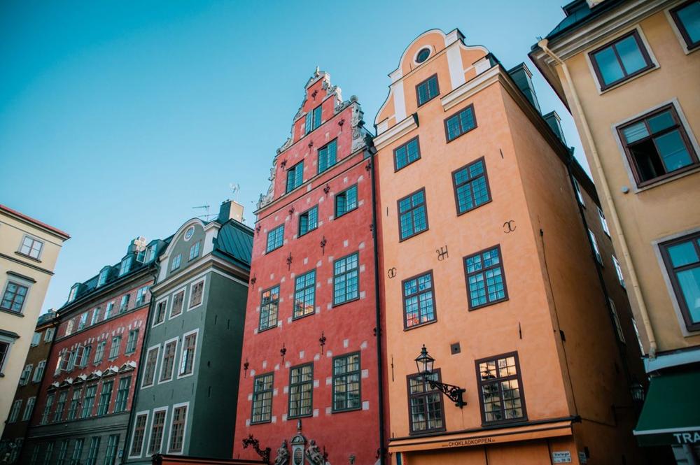 Choosing the best neighborhood in Stockholm for a first time visit — Gamla Stan old town streets